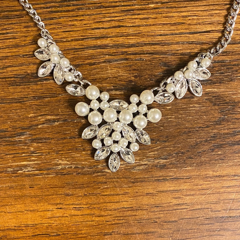 Paparazzi Silver Floral Pearl Rhinestone Statement Necklace Earring Set - Picture 3 of 5